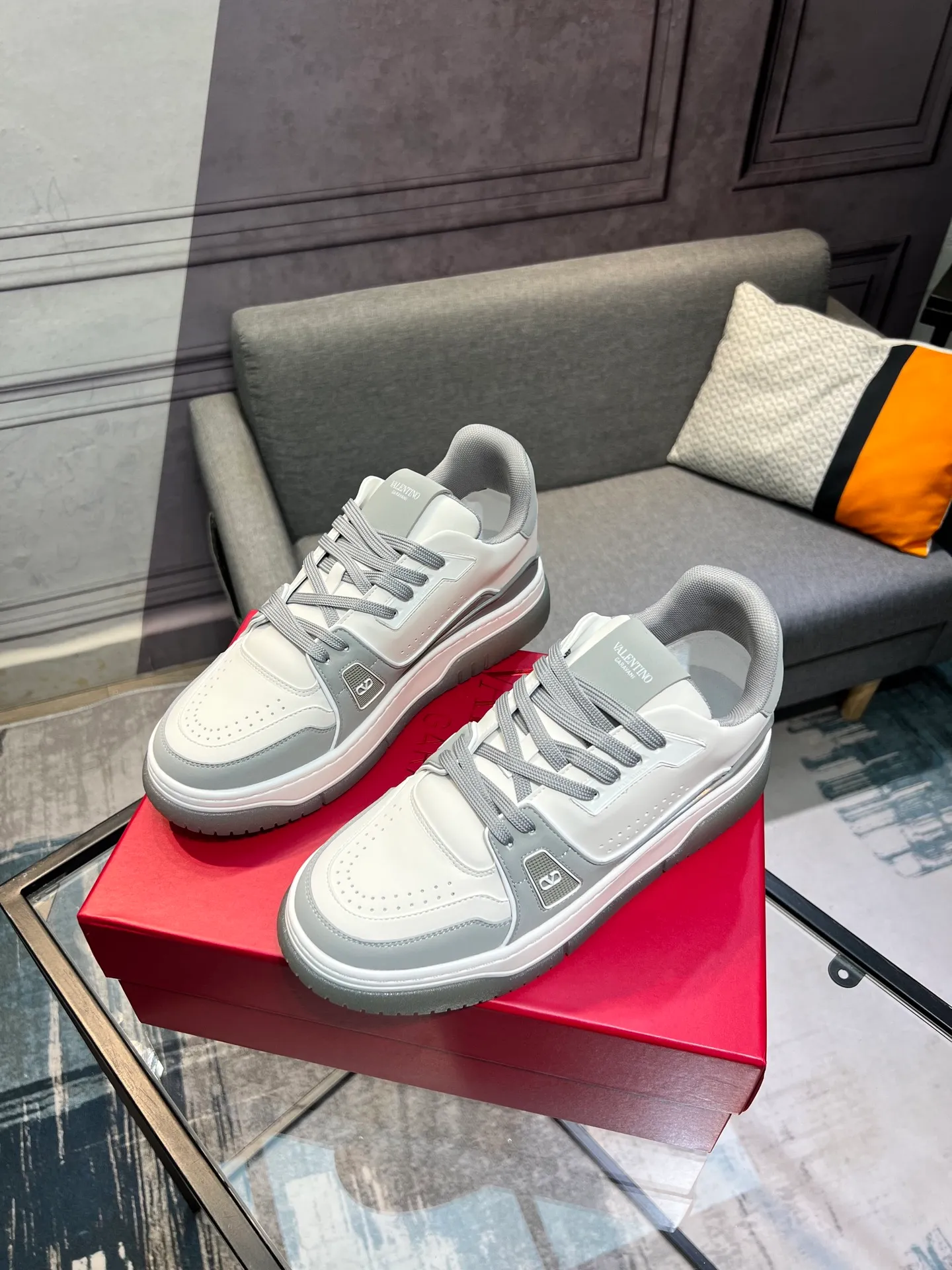 Men's Men's Shoes 💰660 Valentino 2023 early autumn new star shoes are now online! Wang Hedi and Ren Jialun have been worn by many celebrities. Who can refuse the same couple shoes as Wang Hedi! The design of Stars Stab My Heart is cool and spicy. The material of the shoes is cowhide, and every color is beautiful! Size 35-40, men’s size 39-44 (women’s 41, men’s 38, 45🉑️customized)